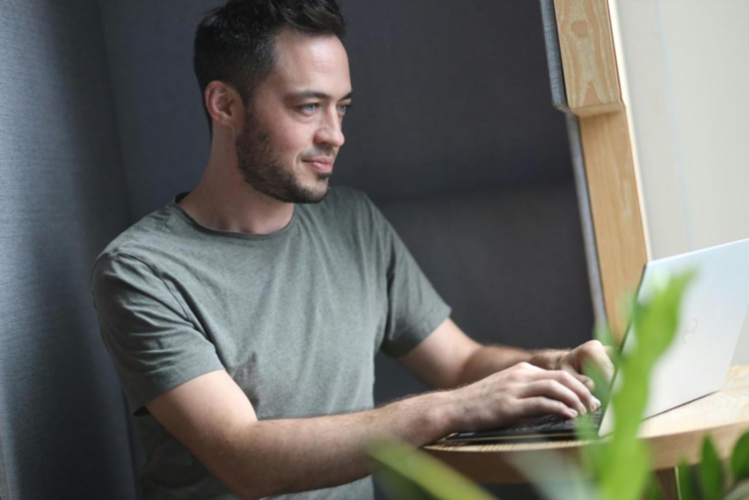 Moderne Büroumgebung mit Teamarbeit